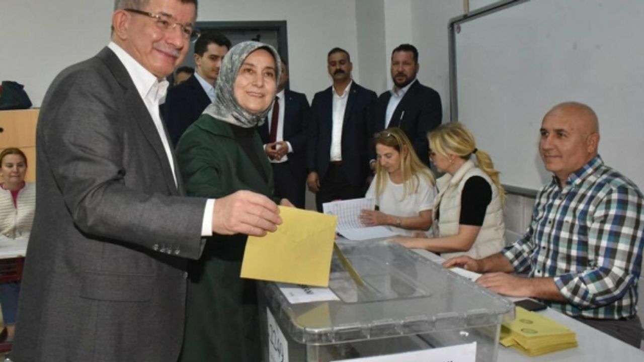 Ahmet Davutoğlu, oyunu İstanbul'da kullandı
