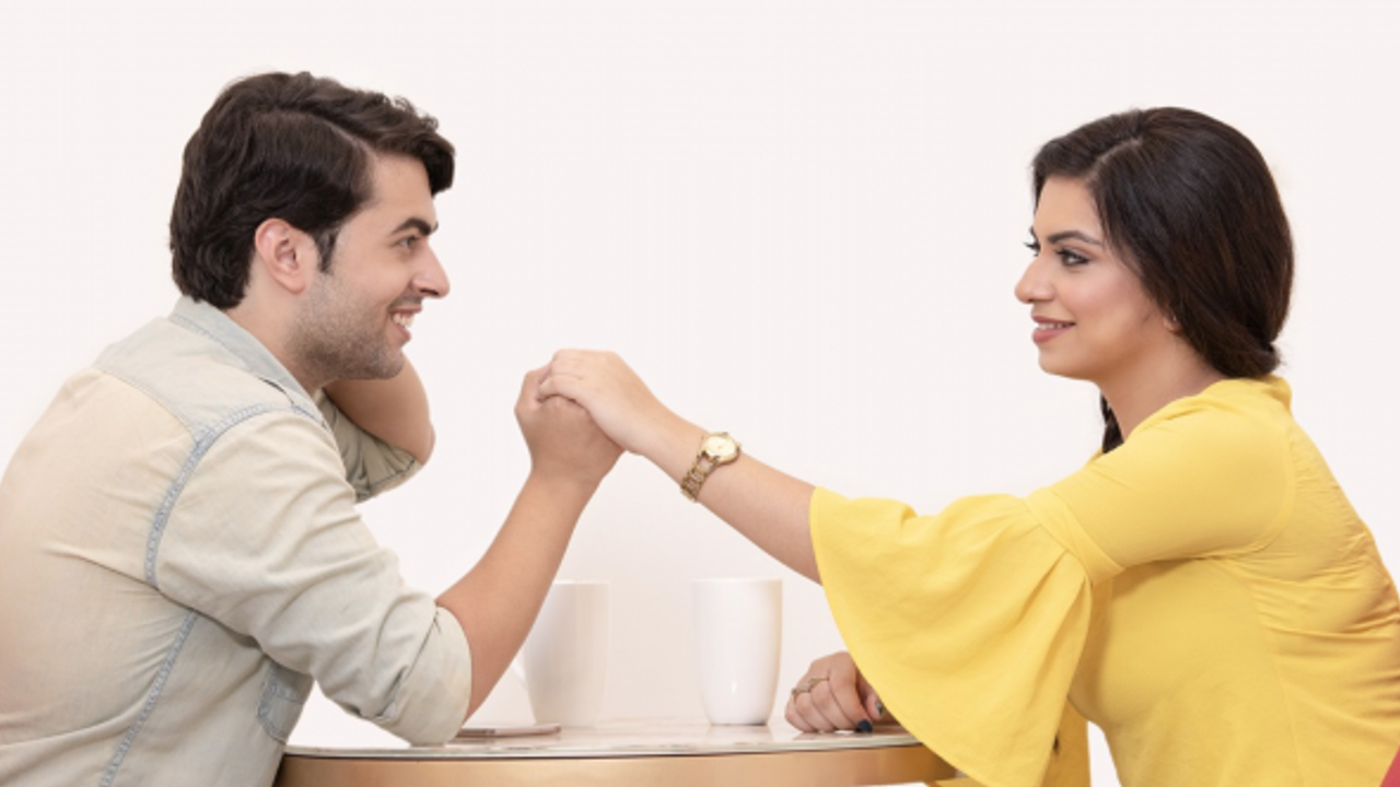 Kız arkadaşının yanında hesap yapmak zorunda kalan genç kime oy versin?