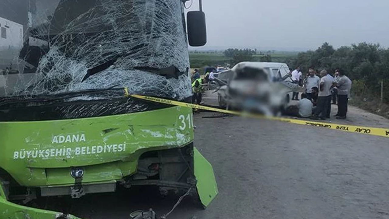 Adana'da belediye otobüsü ile minibüs birbirine girdi: 2 ölü, 10 yaralı