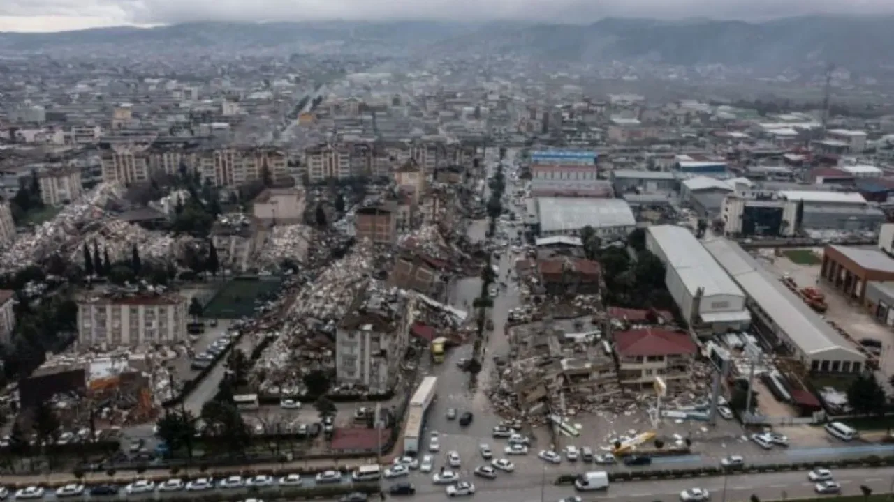 Depremde yıkılan 6 bin konut ihalesi Rönesans Holding'e!