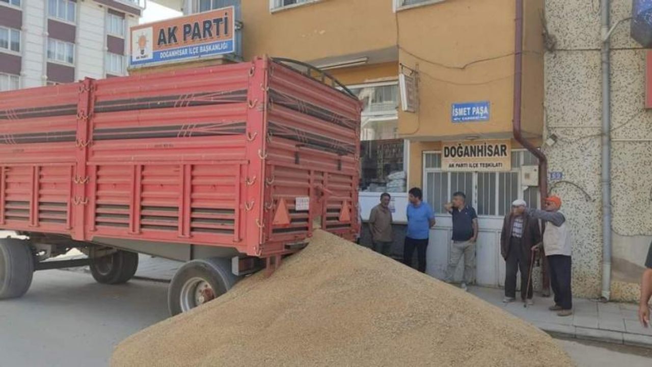 Bir çiftçi buğdayını AKP ilçe binasının önüne döktü