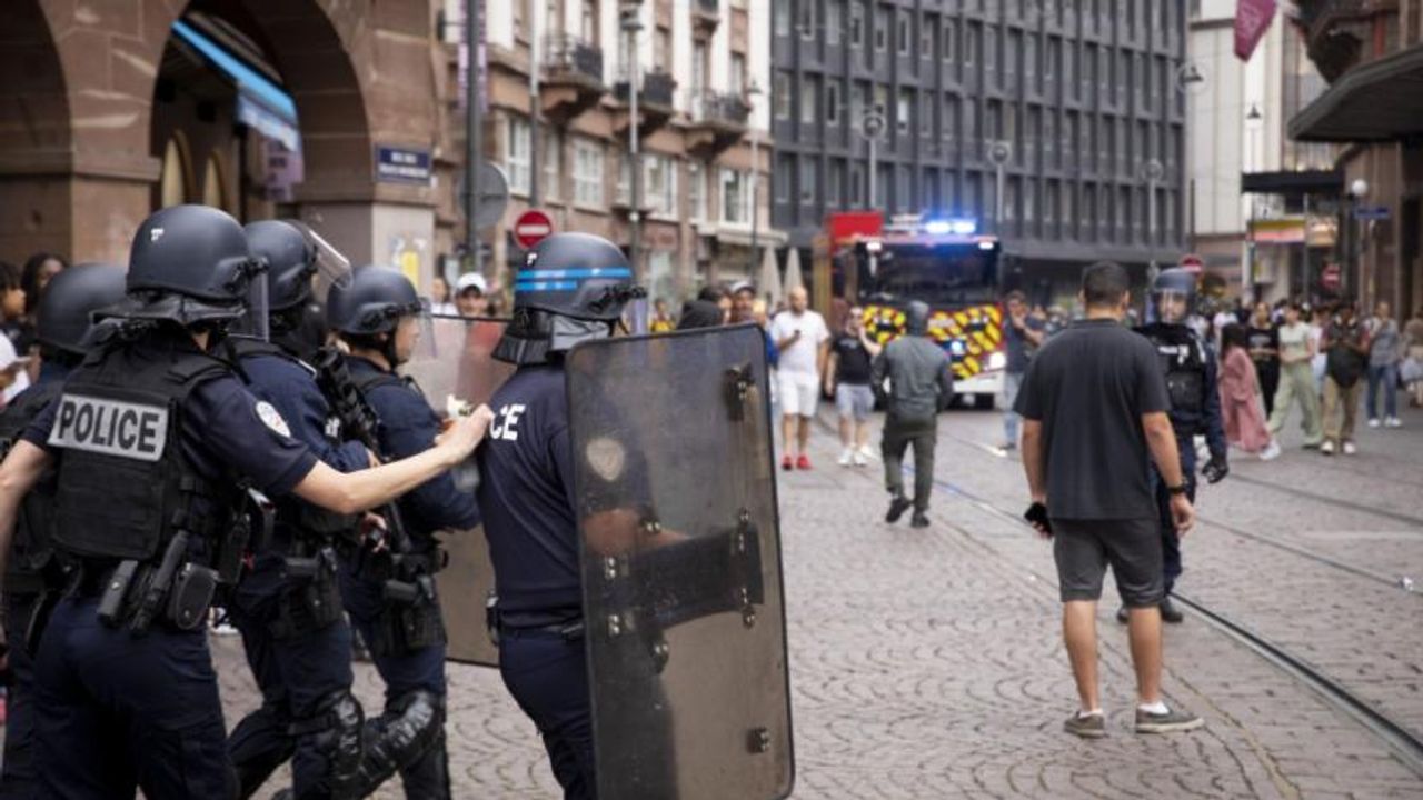 Fransa'da 5 polis protestolarda bir genci öldürme suçlamasıyla gözaltına alındı