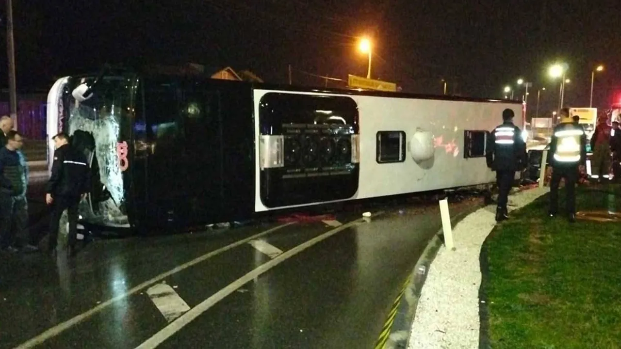 Balıkesir'de yolcu otobüsü devrildi: Ölü ve yaralılar var