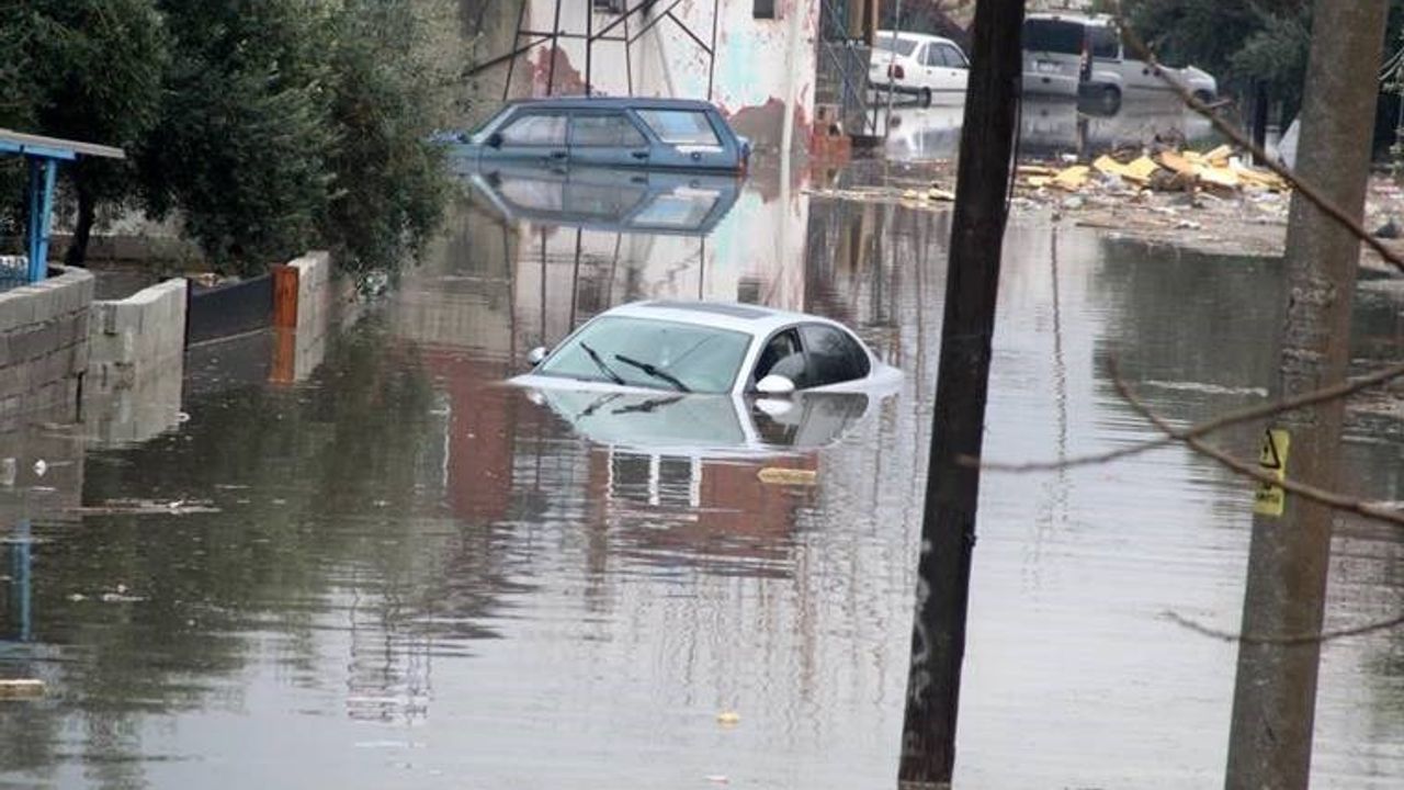 AFAD: Aşırı yağıştan etkilenen 989 kişi tahliye edildi