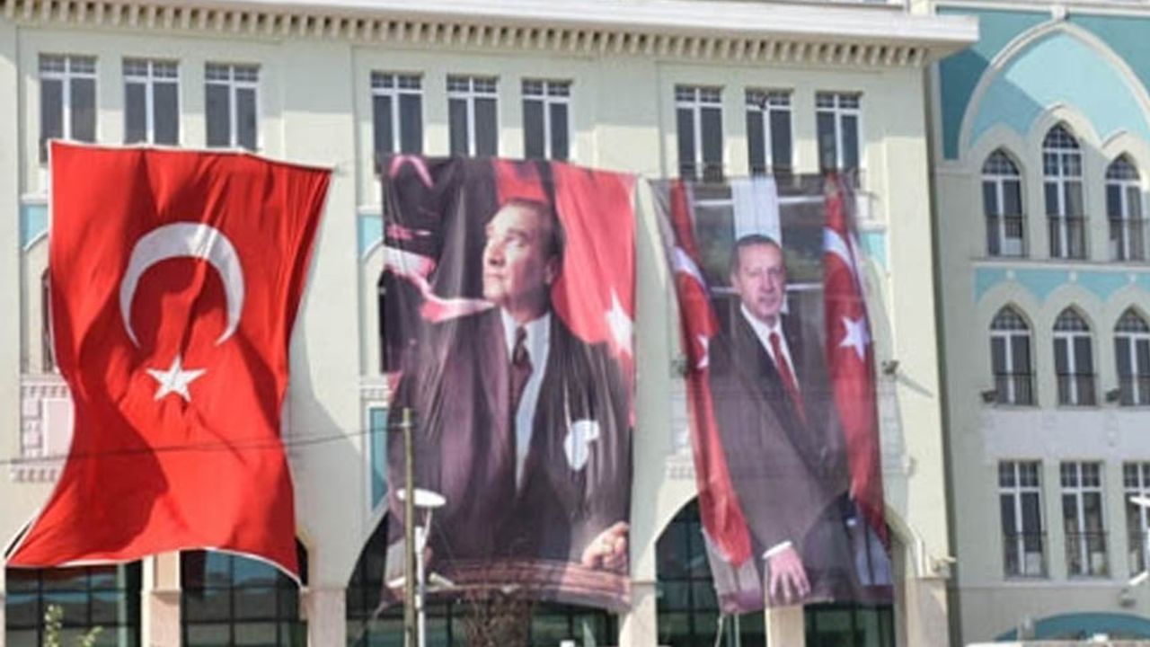 Okullara Erdoğan posteri talimatı: muhalefetten sert tepki