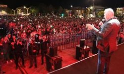 Binali Yıldırım sahneye çıkıp şarkı söyledi