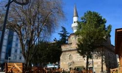 Caminin bahçesinde ağaca asılı bir ceset bulundu