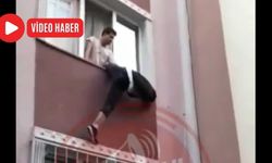 Ev sahibine yakalanan hırsız pencerede asılı kaldı