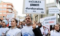 Sırasını beklemediği için kendisini uyaran doktora saldırdı