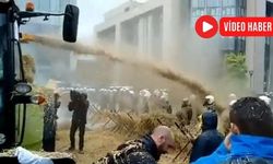 Bu kez çiftçiler polise müdahale etti: Saman ve gübre sıktılar