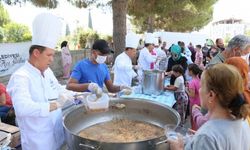 Edremit Belediyesi 18 bin kişilik aşure dağıttı