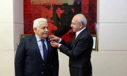 Eski AKP'li vekil CHP'ye katıldı, rozetini Kılıçdaroğlu taktı