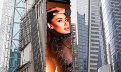 Konserleri yasaklanan  Melek Mosso’nun fotoğrafı Times Meydanı’nda