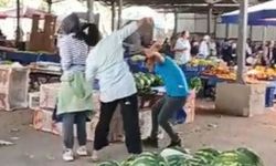 Pazarda karşılaşan iki grup arasında kavga çıktı: Lahana ve mısırlar teçhizat oldu