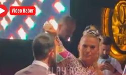 Sarayın kadrolu sözde sanatçısı Demet Akalın şampanyayı beğenmedi, garsonun başından aşağıya döktü