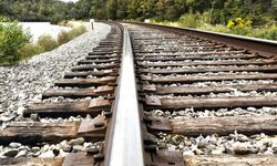 Tren raylarını kesip çaldılar