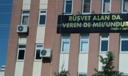 Yolsuzluklarla gündeme gelen belediyeye 'rüşvet' pankartı