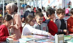 12. Antalya Kitap fuarına öğrenci akını 