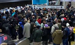 Marmaray arızalandı, yüzlerce yolcu mağdur oldu