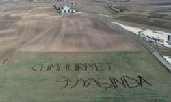 Çiftçi tarlasına traktörle 'Cumhuriyet 99 yaşında' yazdı