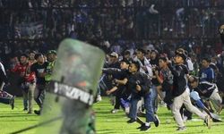 Endonezya’da futbol maçında izdiham: En az 129 kişi yaşamını yitirdi!