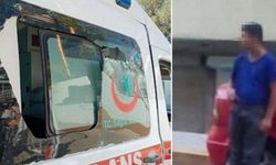 Kendisi için gelen sağlık görevlisinin kaburgasını, ambulansın da camını kırdı
