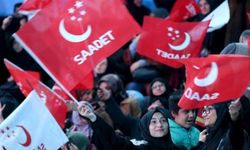 Saadet Partilileri taşıyan minibüs devrildi