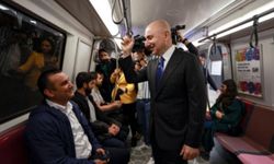 Ulaştırma Bakanı boş metroda ayakta gitti