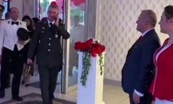 Valinin elini sıkmayan asker görevden alındı