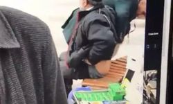 Yaşlı adam sokak röportajı sırasında poposunu açtı