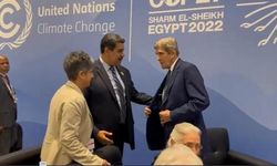Başına ödül konmuştu: Maduro'nun önünde ceketini ilikliyorlar