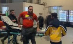 Denize düştü, sedyeden inip gazetecilere saldırdı