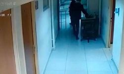 Hırsızlıktan girdikleri karakolda polisin çantasını çaldılar