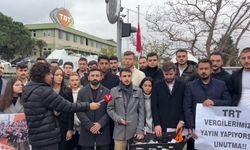 İyi Parti  TRT binası önünde