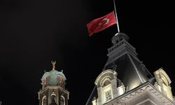 Rotterdam belediye binasına Türk bayrağı asıldı