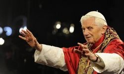 Eski Papa 16. Benedict öldü