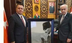 MHP'li İl Başkanı, Bahçeli'ye Hitler'in Atatürk montajlı fotoğrafını hediye etti