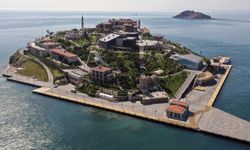Yassıada'nın halleri ve duvardaki 'bir garip' söz! l Esra Örnek yazdı...