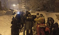 Birçok ilde hissedilen deprem sonrası yıkılan evler var
