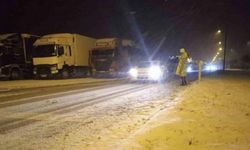 Afyon-Konya yolu kardan kapandı, deprem ekipleri ilerleyemiyor