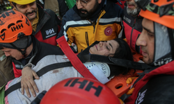 “Enkaz kaldırma çalışmalarında zaman geçti ama Allah'tan umut kesilmez”