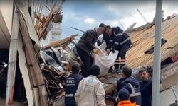 Eskişehir ekibi enkazdan 5 kişiyi sağ kurtardı