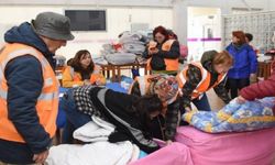 Foça'nın deprem yardımları yola çıktı