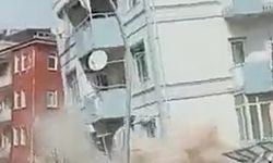 Malatya’da yıkılan binanın görüntüleri kameralara yansıdı