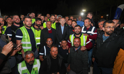 İşçilerle sıraya girip akşam yemeği yedi