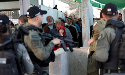 İsrail, cuma namazı için Filistinli erkeklere yaş sınırı getirdi