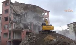 Binanın yıkımı sırasında devrilen iş makinesinin operatörü ölümden döndü