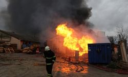 Kocaeli'de boya fabrikası yandı