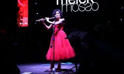 19 Mayıs'ı Melek Mosso ile kutlayacaklar