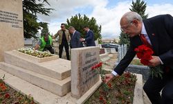 Kılıçdaroğlu, Neşet Ertaş ve Muharrem Ertaş'ın mezarlarına karanfil bıraktı